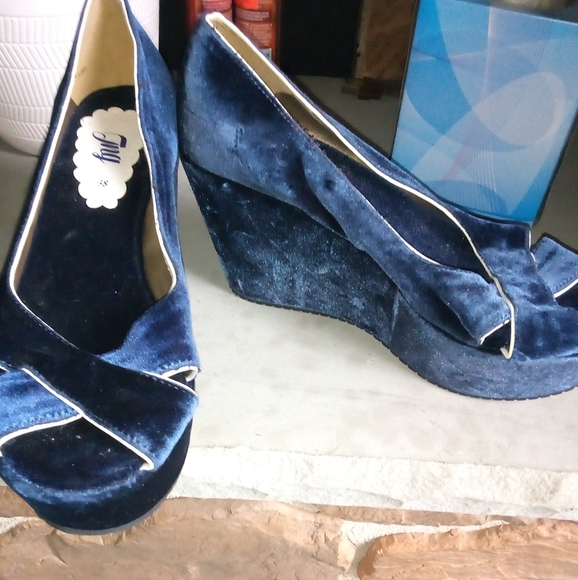 Velvet Platform Sandals - Picture 2 of 11